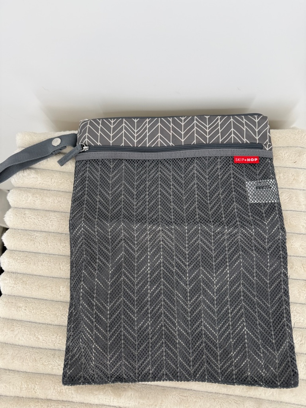 Skip Hop Gray Mesh Toiletry Wet/Dry Bag with Wrist Strap